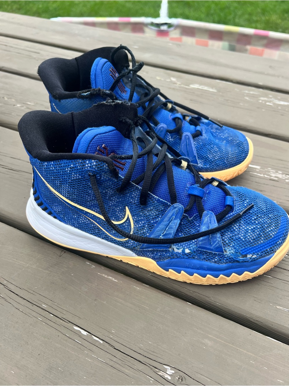 Nike Youth Kyrie basketball shoes size 6.6